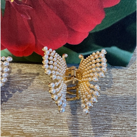 ♥️Butterfly Pearl Gorgeous Hair clips set New! Gold tone and pearl! So pretty! - Picture 3 of 5